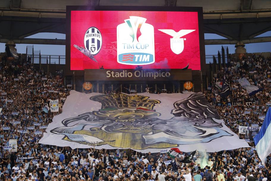 L&#39;Aquila biancoceleste si porta via la Coppa Italia: è chiara la coreografia dei tifosi della Lazio prima del fischio d&#39;inizio. Reuters